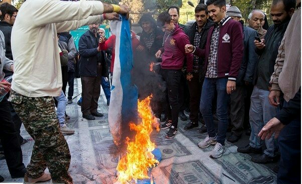 بالصور: إيران تحيي " يوم مقارعة الاستكبار" 12